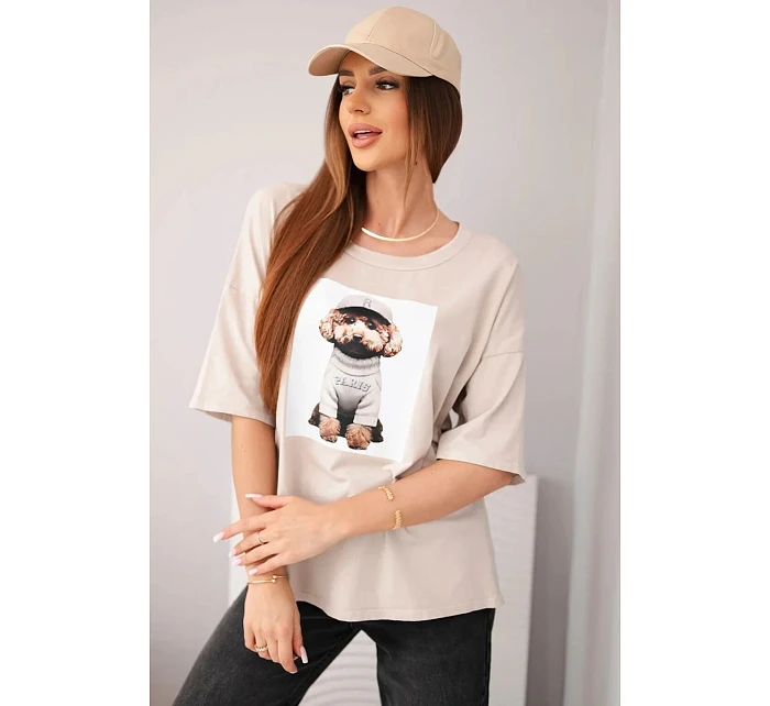 Dámská bavlněná oversize halenka s krátkým rukávem a model 22079387 potiskem béžová - K-Fashion Dámská bavlněná oversize halenka s krátkým rukávem a model 22079387 potiskem béžová - K-Fashion