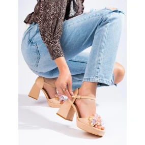 Pěkné dámské  sandály hnědé na širokém podpatku