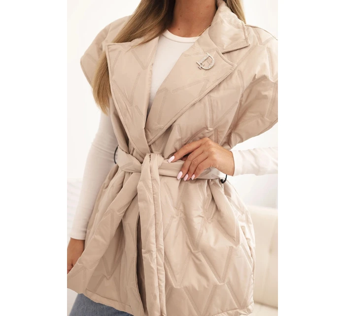 Dámská prošívaná vesta s páskem a širokým límcem tmavě béžová