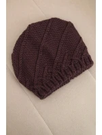 Dámská zimní čepice s ozdobným pletením a klasickým střihem K372 tmavě fialová