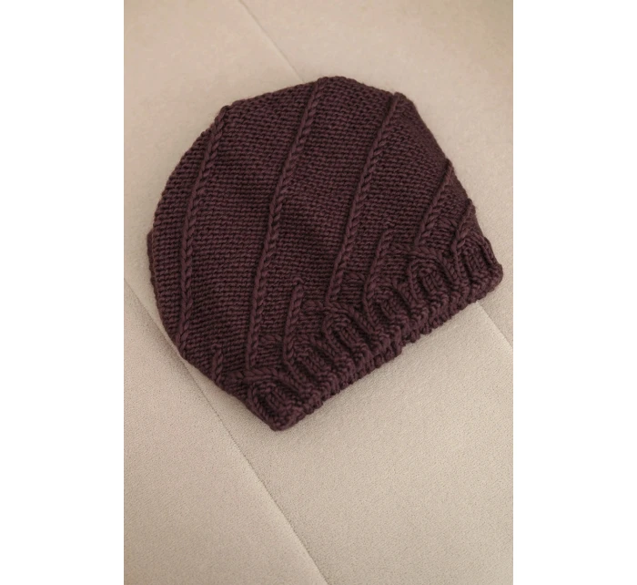 Dámská zimní čepice s ozdobným pletením a klasickým střihem K372 tmavě fialová
