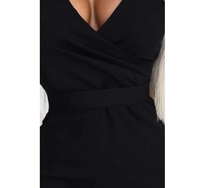 NINA Černé elegantní dámské šaty s přeloženým obálkovým výstřihem, a páskem model 20702181 - numoco NINA Černé elegantní dámské šaty s přeloženým obálkovým výstřihem, a páskem model 20702181 - numoco