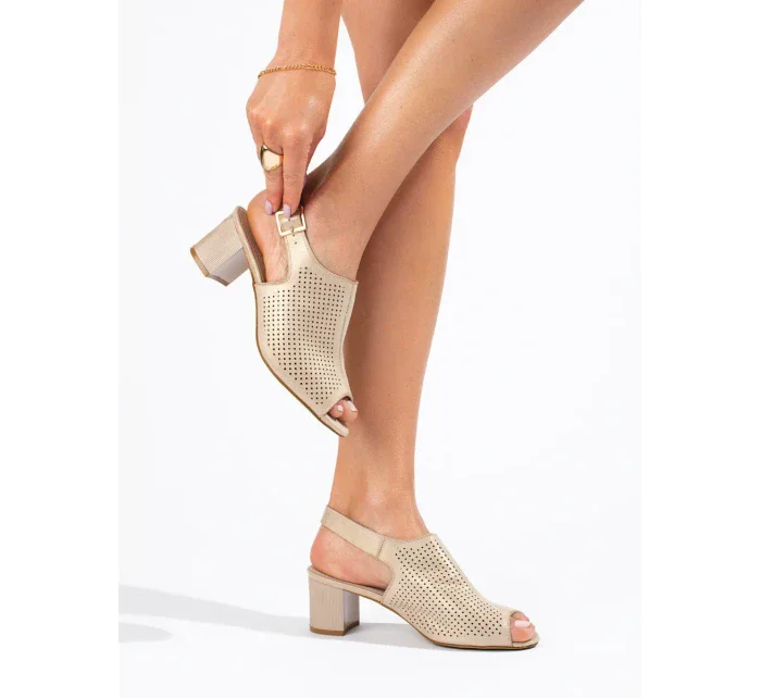 Krásné dámské zlaté sandály na širokém podpatku Krásné dámské zlaté sandály na širokém podpatku