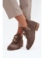 Semišové dámské polobotky s ozdobnými květinami model 21707536 tmavě béžové - Zazoo