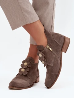 Semišové dámské polobotky s ozdobnými květinami model 21707536 tmavě béžové - Zazoo