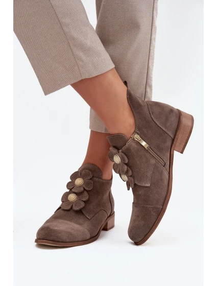 Semišové dámské polobotky s ozdobnými květinami model 21707536 tmavě béžové - Zazoo