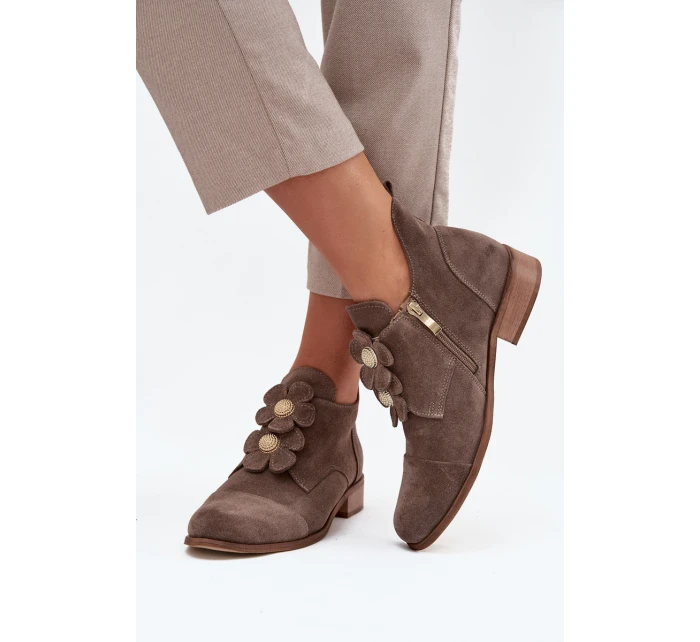 Semišové dámské polobotky s ozdobnými květinami model 21707536 tmavě béžové - Zazoo
