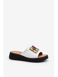 Dámské kožené pantofle na platformě s ozdobou Béžové model 21649467 - VINCEZA