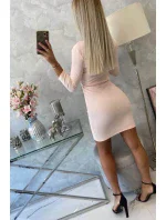 Přiléhavé šaty s výstřihem pudrově béžové