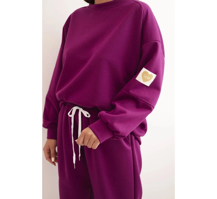 Dámská souprava máslová s volnou mikinou a kalhotami s nápisem LOVE tmavě fialová Dámská souprava máslová s volnou mikinou a kalhotami s nápisem LOVE tmavě fialová