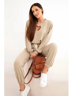 Dámský komplet máslo s výřezem ve tvaru srdce camelový