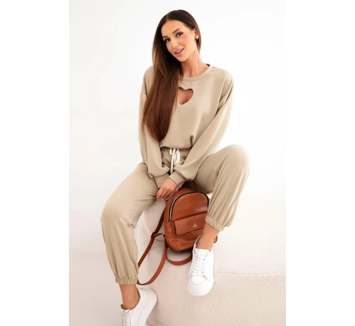 Dámský komplet máslo s výřezem ve tvaru srdce camelový