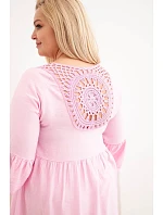 Dámské šaty Plus Size z viskózy s ažurovým zdobením bonbónově růžová Dámské šaty Plus Size z viskózy s ažurovým zdobením bonbónově růžová