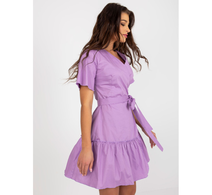 Světle fialové rozevláté šaty s volánem