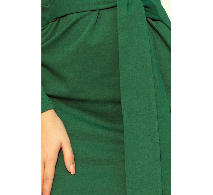 Dámské šaty v lahvově zelené barvě se širokým páskem k zavazování model 6330424