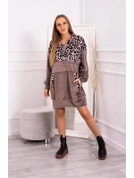 Velurové šaty s maskovacím motivem mocca