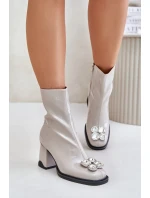 Lakované Dámské Kotníkové Boty Na Podpatku S Ozdobou D&A Světle šedé Lakované Dámské Kotníkové Boty Na Podpatku S Ozdobou D&A Světle šedé