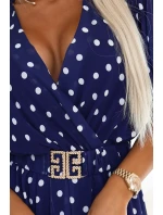 Smyslné bílé šaty s obálkovým výstřihem a ozdobným páskem tmavě modré model 21295804 - numoco basic