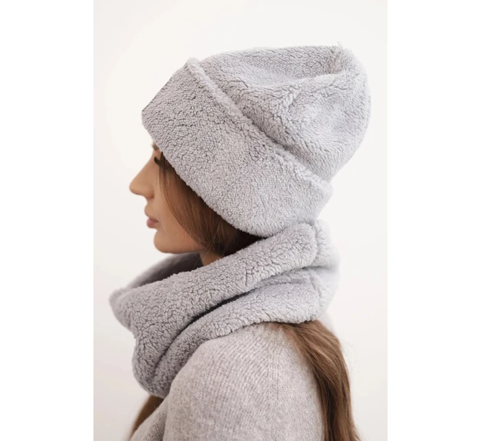 Dámská model 21495015 souprava čepice a nákrčník s ozdobnou nášivkou šedý - K-Fashion Dámská model 21495015 souprava čepice a nákrčník s ozdobnou nášivkou šedý - K-Fashion