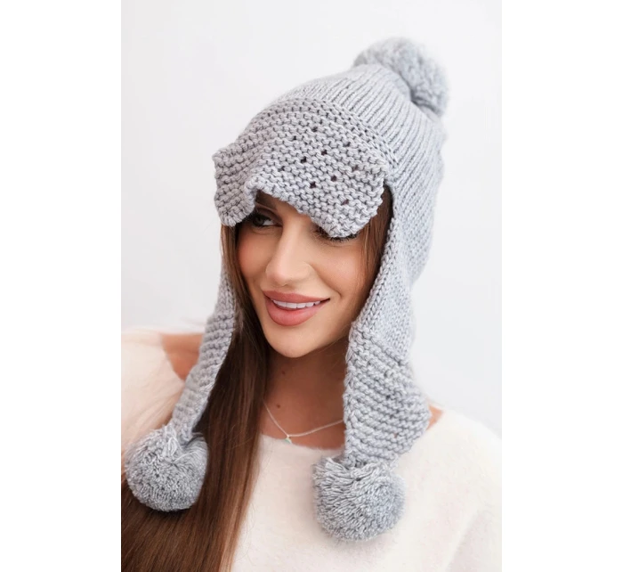Dámská zimní čepice s vlnou, kšiltem a bambulemi K475 světle šedá Dámská zimní čepice s vlnou, kšiltem a bambulemi K475 světle šedá