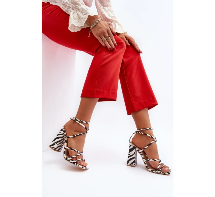 Moderní sandály na podpatku černobílé model 21650119 - Boto Moderní sandály na podpatku černobílé model 21650119 - Boto