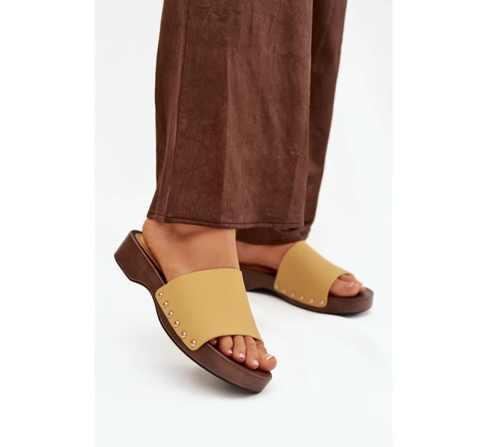 Dámské pantofle s žluté model 21918796 - Boto