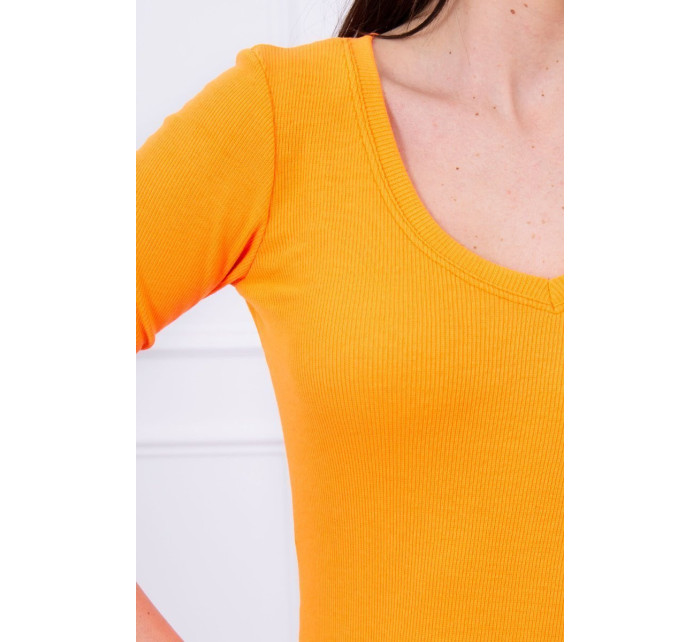 Přiléhavé šaty s oranžovým neonovým výstřihem