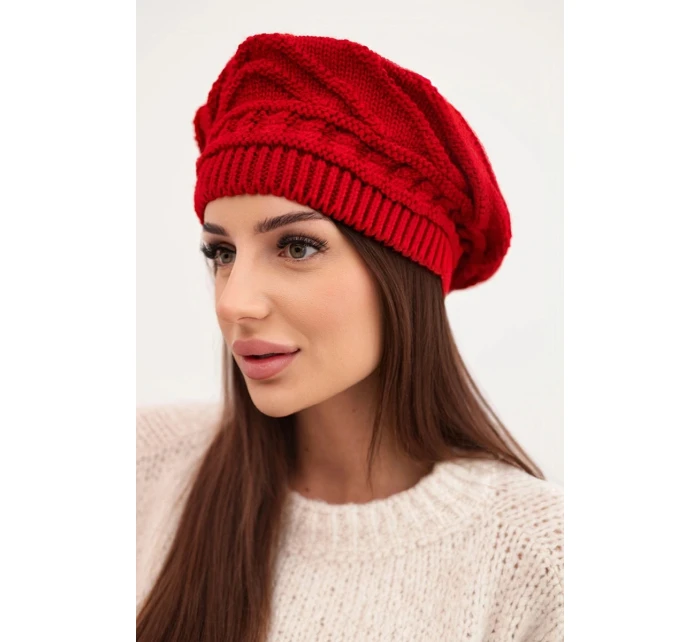 Dámská zimní čepice z vlny volného střihu s ozdobným pletením model 21878063 červená - K-Fashion Dámská zimní čepice z vlny volného střihu s ozdobným pletením model 21878063 červená - K-Fashion