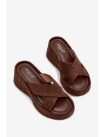 Dámské pantofle na platformě z eko semiše čokoládové model 21919328 - Boto