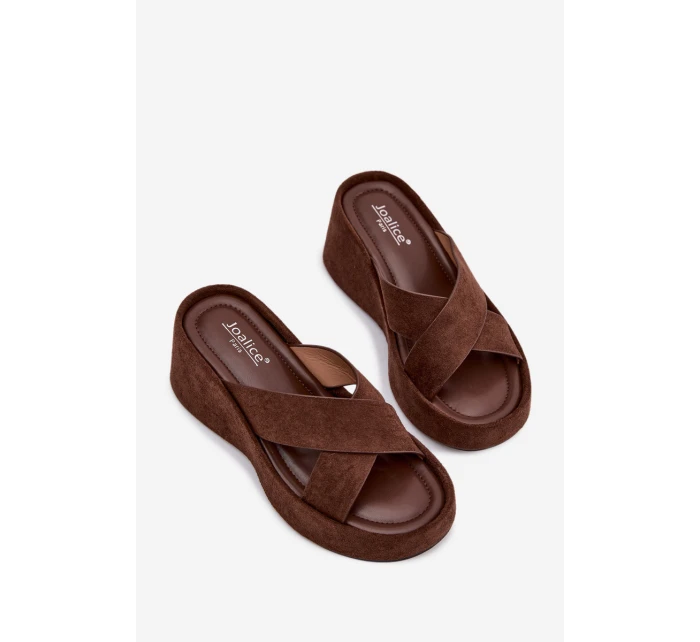 Dámské pantofle na platformě z eko semiše čokoládové model 21919328 - Boto