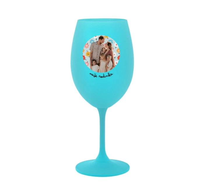 Personalizovaná sklenice s výřezem fotky na podkladu