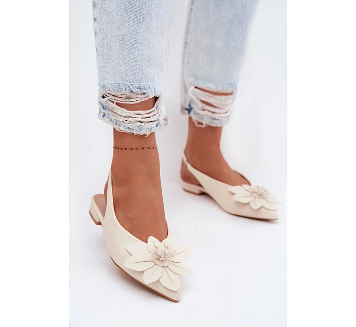Dámské sandály na nízkém podpatku s dekorativním květem Jasnobeżowe Telivette