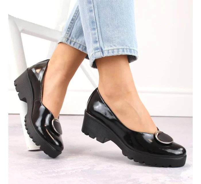 Dámské lakované polobotky se zdobením model 21904556 - FILIPPO Dámské lakované polobotky se zdobením model 21904556 - FILIPPO