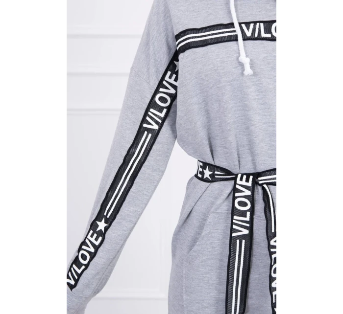 Šaty zdobené stuhou s nápisem šedá