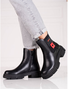 Moderní dámské černé  kotníčkové boty na plochém podpatku