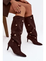 dámské kozačky na jehlovém podpatku se zlatými ozdobami hnědé model 21757799 - Boto