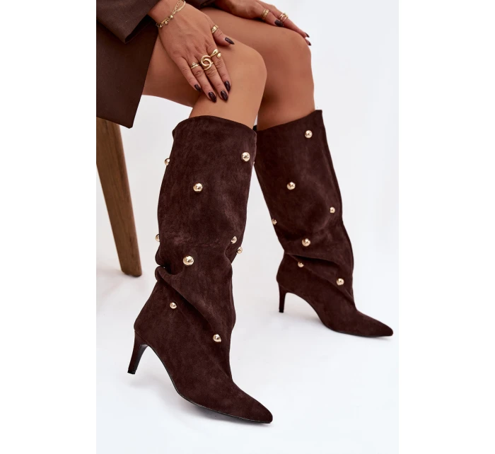dámské kozačky na jehlovém podpatku se zlatými ozdobami hnědé model 21757799 - Boto