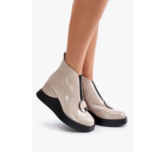 Lakované Kotníkové Boty Na Klínku Zateplené D&A Béžové Lakované Kotníkové Boty Na Klínku Zateplené D&A Béžové