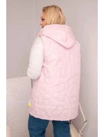 Dámská vesta Plus Size s kapucí a květinovým prošíváním model 21959102 růžová - K-Fashion Dámská vesta Plus Size s kapucí a květinovým prošíváním model 21959102 růžová - K-Fashion