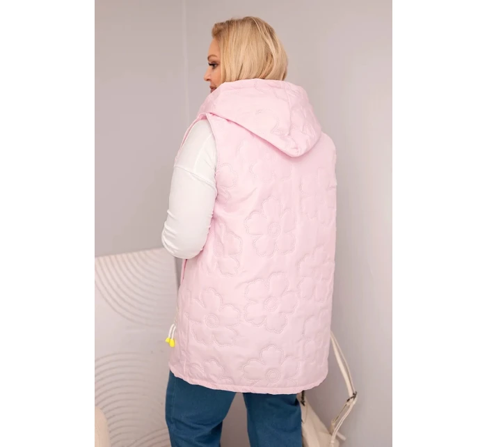 Dámská vesta Plus Size s kapucí a květinovým prošíváním model 21959102 růžová - K-Fashion Dámská vesta Plus Size s kapucí a květinovým prošíváním model 21959102 růžová - K-Fashion