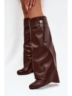 Dámské kozačky na klínu s páskem a stříbrným detailem Korivelle – hnědé