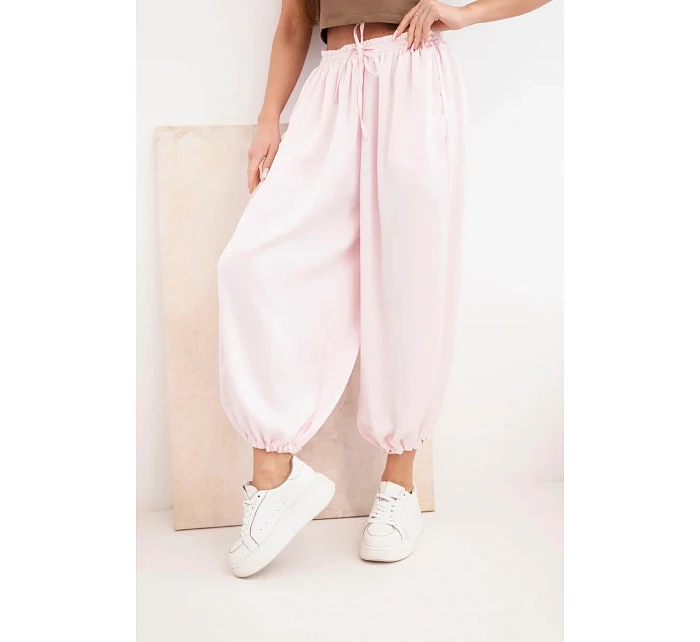 Dámské široké kalhoty s gumou v pase a šňůrkou ve stylu model 22064407 bonbónově růžová - K-Fashion Dámské široké kalhoty s gumou v pase a šňůrkou ve stylu model 22064407 bonbónově růžová - K-Fashion