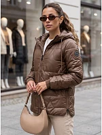 Kurtka damska przejściowa pikowana z kapturem brązowa model 22342176 - FashionStreet Kurtka damska przejściowa pikowana z kapturem brązowa model 22342176 - FashionStreet