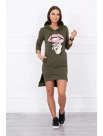 Šaty s delšími zády a barevným khaki potiskem