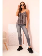 Dámská top na ramínkách s řetízkem a geometrickým vzorem camelová + černá