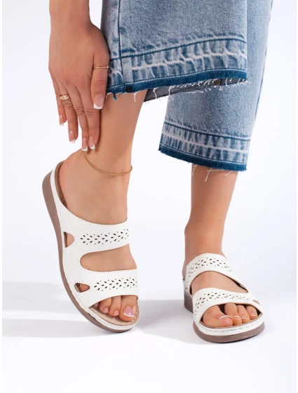 Exkluzívní dámské bílé nazouváky na plochém podpatku Exkluzívní dámské bílé nazouváky na plochém podpatku