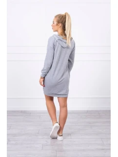 Šedé šaty s kapucí