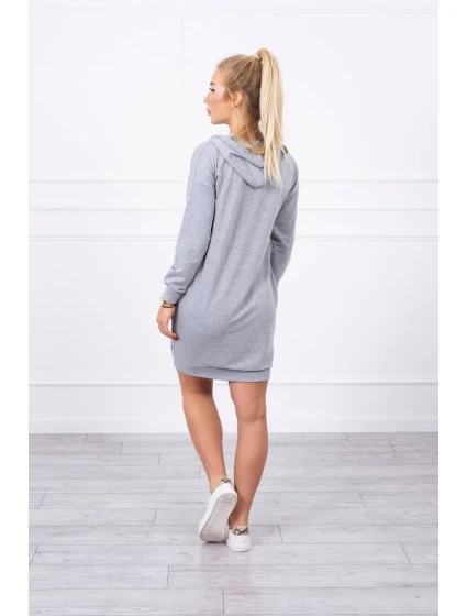 Šedé šaty s kapucí