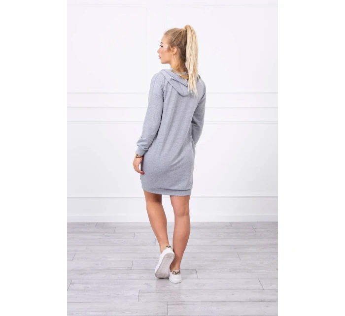 Šedé šaty s kapucí