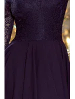 Tmavě modré dámské šaty s dlouhým zadním dílem a krajkovým výstřihem model 6412394 - numoco